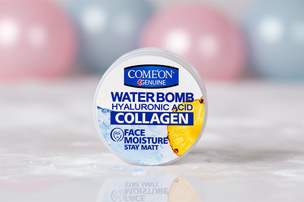 تصویر کرم آبرسان واتر بمب کلاژن کامان روی سطح سفید