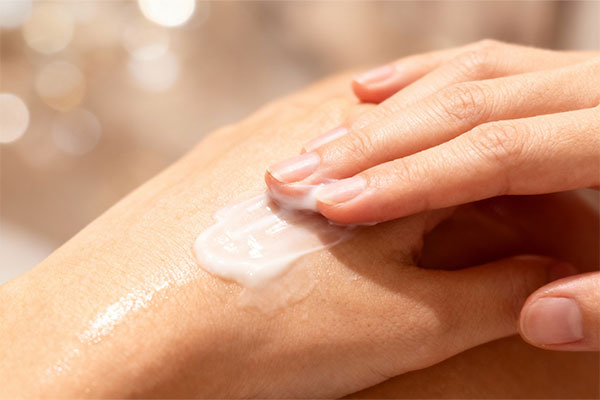 کرم آبرسان پوست حساس واتر بمب کامان روی سطح مرمر سفید