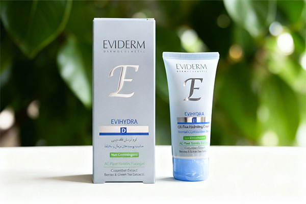 کرم آبرسان فاقد چربی اویدرم روی سطح سفید