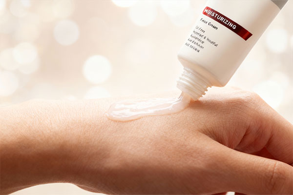 کاربرد آبرسان لاکویینتا پوست چرب روی پوست