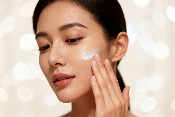 کاربرد کرم آبرسان پوست حساس لافارر روی صورت