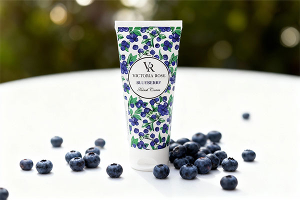 کرم دست بلوبری ویکتوریا رز با بلوبری تازه