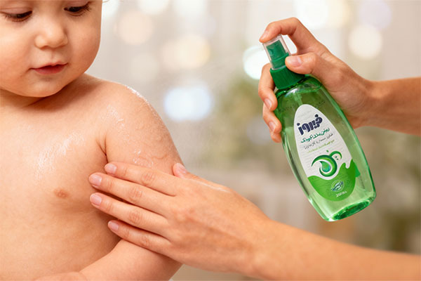 ماساژ پوست کودک با اسپری روغن بدن بچه آلوئه ورا فیروز