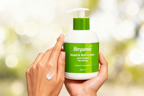 استفاده از کرم آبرسان دست و ناخن روغن کتان برگامیا برای لطافت پوست