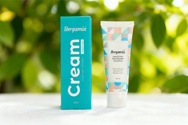 کرم مرطوب کننده دست و ناخن کلاژن شیر برگامیا روی سطح سفید