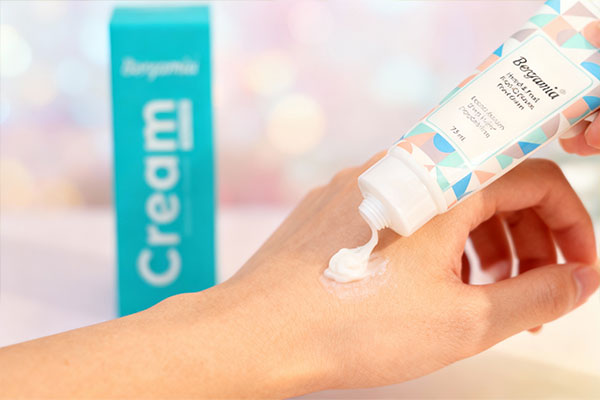 استفاده از کرم دست و ناخن برگامیا با کلاژن شیر روی پوست