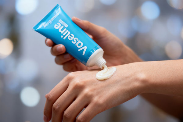 استفاده از کرم مرطوبکننده برگامیا روی پوست دست