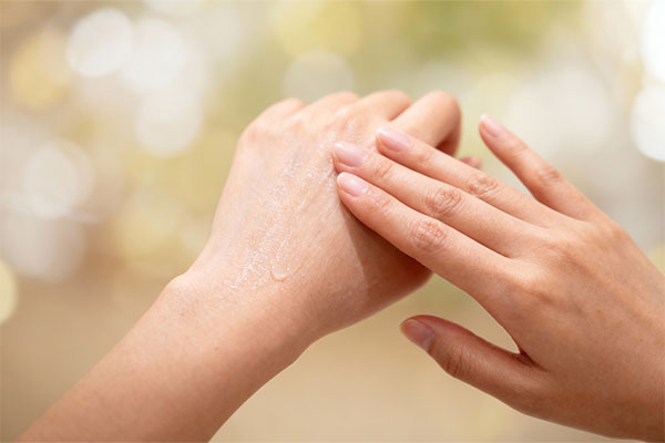 کاربرد کرم مرطوب کننده دست و ناخن روغن کتان برگامیا روی پوست دست