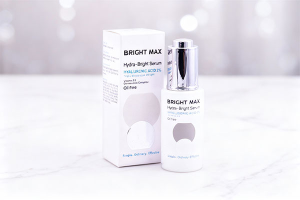 سرم هیالورونیک اسید برایت مکس روی سطح مرمر سفید