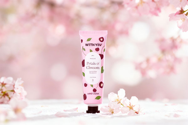 کرم مرطوب کننده دست شکوفه گیلاس ویت یو با شکوفه‌های گیلاس