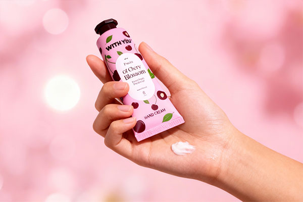 کاربرد کرم مرطوب کننده دست شکوفه گیلاس ویت یو روی پوست