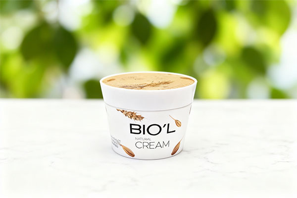 کرم مرطوب کننده جو دوسر و ماکادمیا بیول 200 میلی لیتر روی سطح مرمر سفید