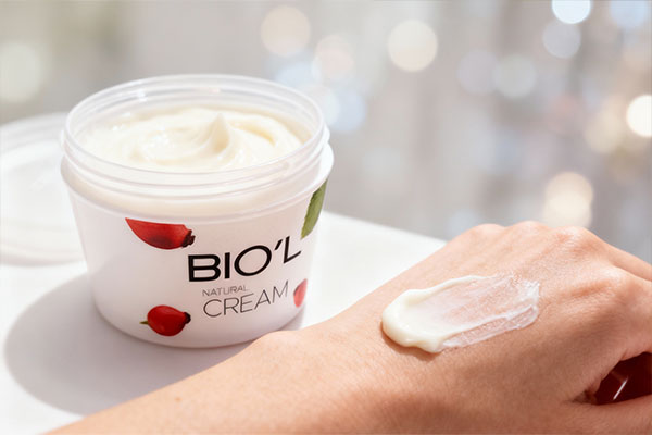 نحوه استفاده از کرم آبرسان رزهیپ و آووکادو بیول روی پوست