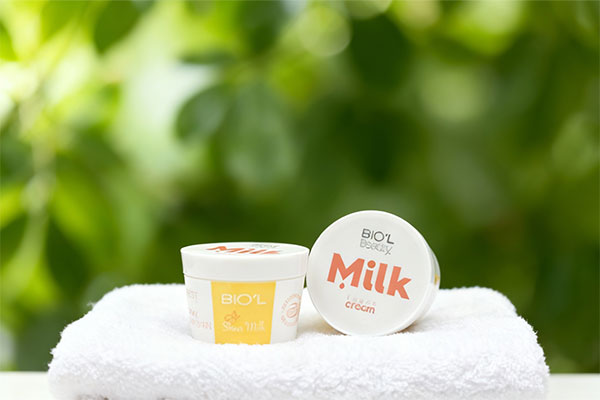 کرم مرطوب کننده شیر و شی باتر بیول روی حوله سفید