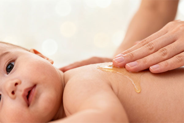 ماساژ پوست کودک با روغن طبیعی ماتیلدا