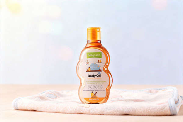 پوست نرم کودک پس از استفاده از روغن بدن نوزاد کنجد بی بی لند