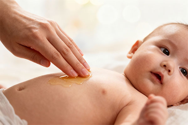 ماساژ پوست کودک با روغن بچه ویتامینه بیبی فرست