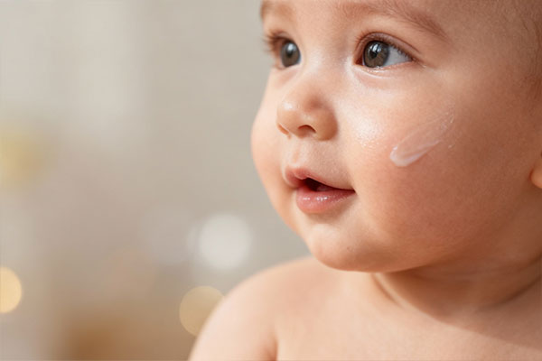 نرمی و لطافت پوست کودک با کرم محافظ پای ایروکس