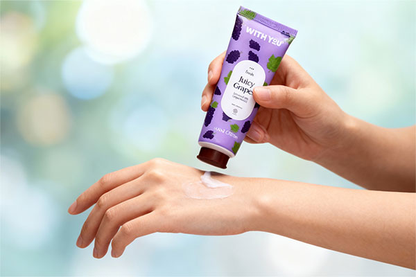 استفاده از کرم دست روغن هسته انگور ویت یو برای مرطوب کردن پوست