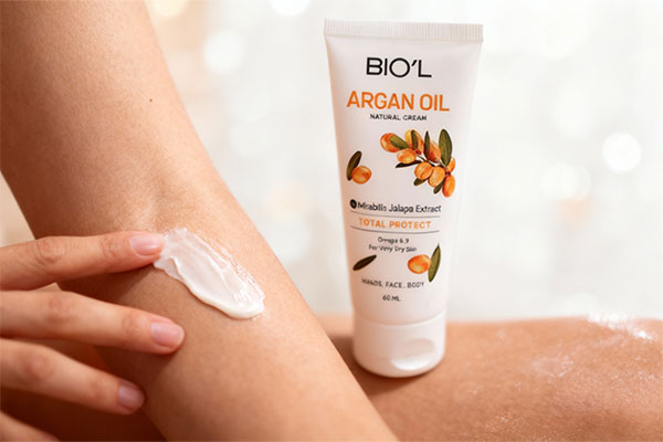 دست در حال استفاده از کرم مرطوب کننده آرگان بیول