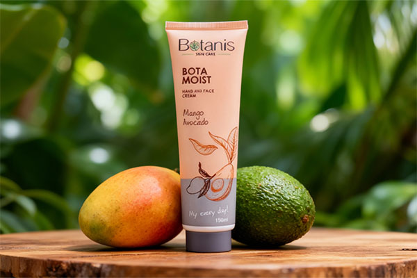 میوه‌های منگو و آووکادو در محیط طبیعی