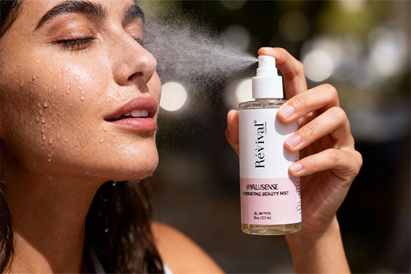 اسپری آبرسان رویوال در حال استفاده روی پوست صورت