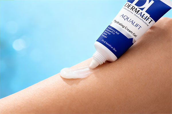 نحوه استفاده از کرم ژل آبرسان پوست خشک آکوالیفت درمالیفت روی پوست