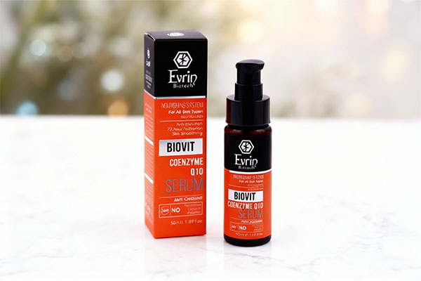 سرم تغذیه کننده پوست بایوویت اورین روی سطح مرمر سفید