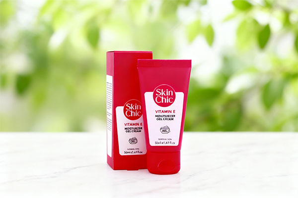 ژل مرطوب کننده ویتامین ای اسکین شیک روی سطح مرمر سفید