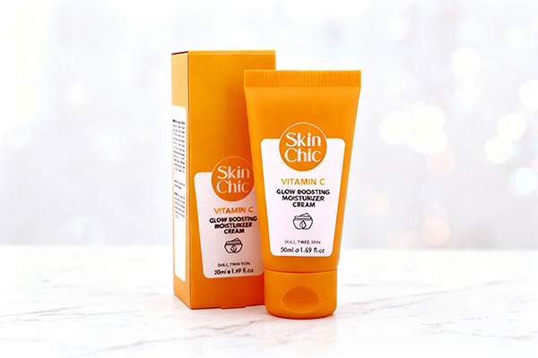 تصویر کرم مرطوب کننده ویتامین سی اسکین شیک روی سطح مرمر سفید