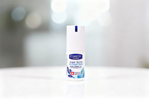 تصویر سرم آبرسان کامان روی سطح سفید