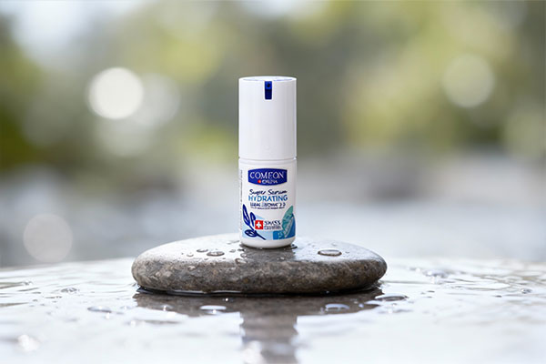 سرم آبرسان کامان با نماد رطوبت و طراوت