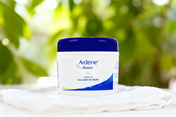 کرم مرطوب کننده کلاژن آردن روی پارچه سفید با پس زمینه طبیعی