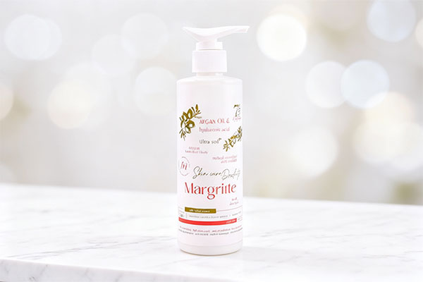 کرم مرطوب کننده آرگان و هیالورونیک اسید مارگریت روی سطح مرمر سفید