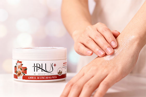 آبرسانی پوست با کرم مرطوب‌کننده روغن بادام و جو دوسر