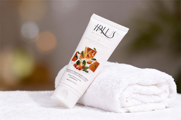 کرم مرطوب کننده روغن آرگان آی پلاس روی حوله سفید