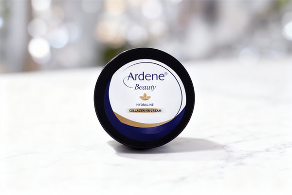 کرم مرطوب کننده کلاژن آردن روی سطح مرمر سفید