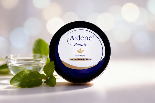 کرم آبرسان کلاژن آردن در کنار آب و برگ‌های سبز