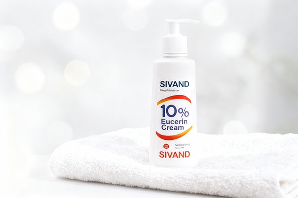 دست در حال استفاده از کرم مرطوب کننده سیوند 10 درصد برای پوست خشک