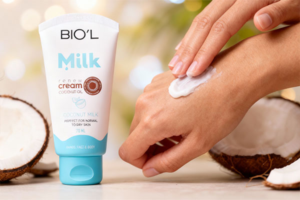 استفاده از کرم رطوبت رسان شیر و نارگیل بیول روی پوست