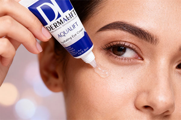 استفاده از ژل آبرسان دور چشم برای کاهش پف و تیرگی