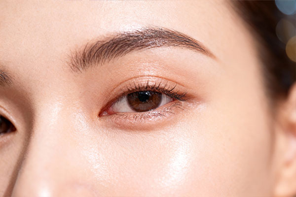 پوست شاداب دور چشم پس از استفاده از کرم آبرسان درمالیفت