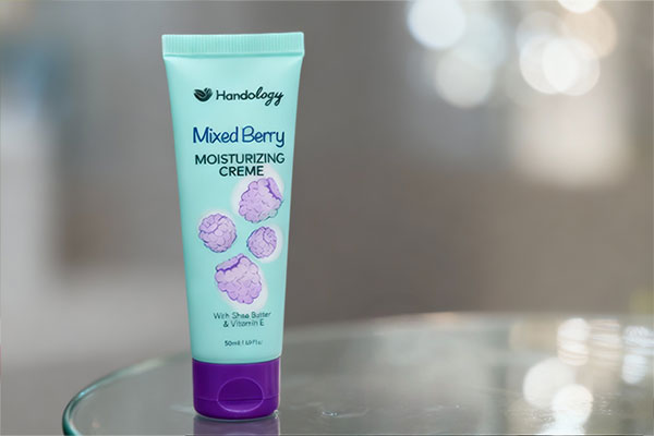 نمای نزدیک از کرم آبرسان میکس بری هندولوژی با بافت کرم