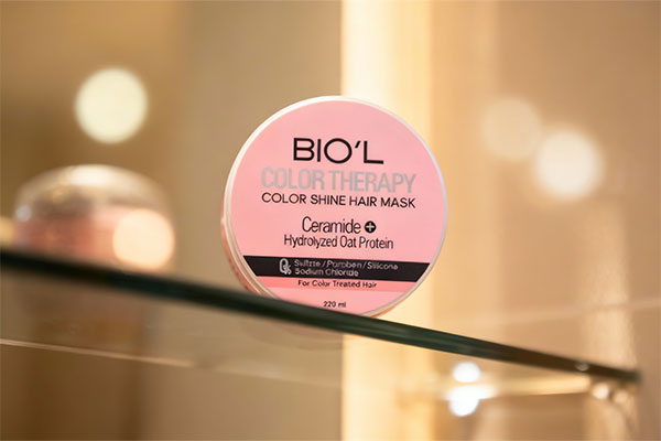 ماسک موهای رنگ شده کالر تراپی بیول روی قفسه حمام