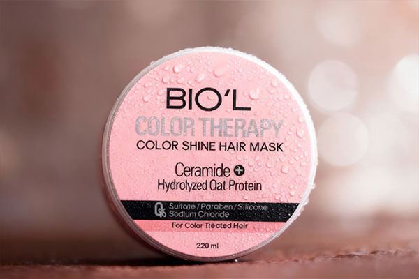 ماسک موهای رنگ شده کالر تراپی بیول روی قفسه حمام