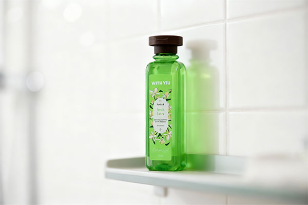 شامپو بدن فرش لاو ویت یو روی قفسه حمام