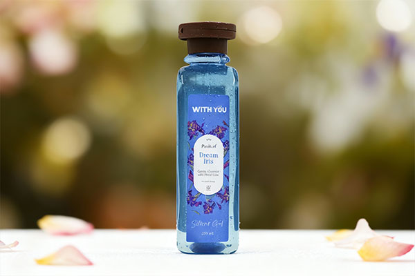 نمای نزدیک شامپو بدن دریم آیریس ویت یو با قطرات آب