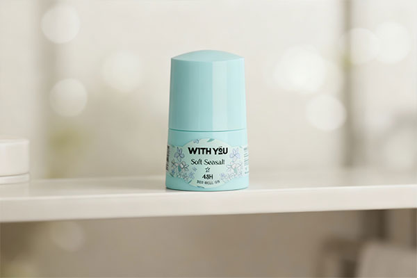 مام رول ویت یو با رایحه Seasalt در دست در طبیعت