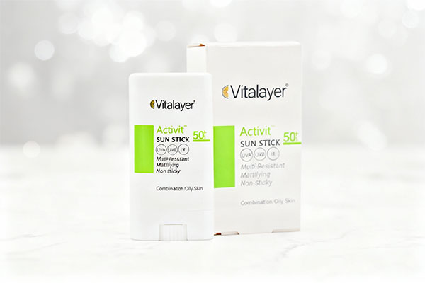 ضد آفتاب استیکی اکتیویت SPF50 ویتالیر روی سطح مرمر سفید