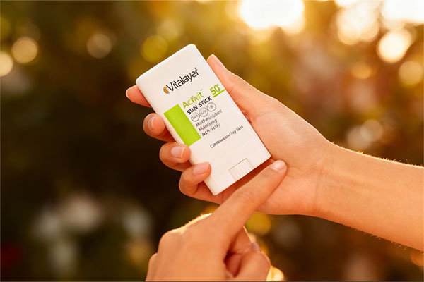 ضد آفتاب استیکی اکتیویت SPF50 ویتالیر روی سطح مرمر سفید